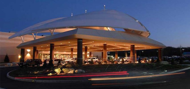 Twin_River_Casino_Front_Enterance